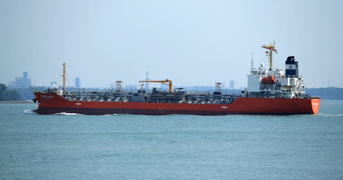 strait of hormuz oil tanker